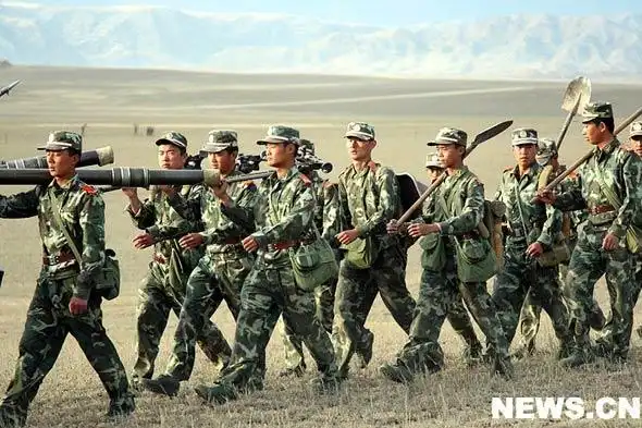 我军新闻 > 正文点击此处查看全部军事图片   险恶地域练机动,天山