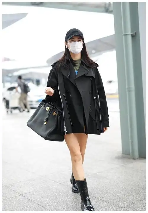 张雨绮穿风衣配雨靴秀美腿 全黑look贵气十足