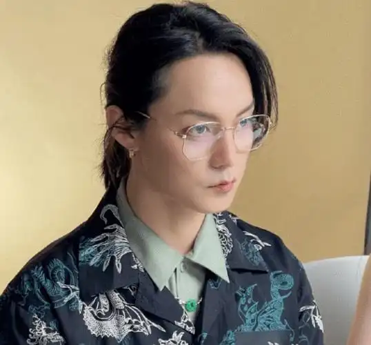 尹正一头长发现身机场,颈纹明显手臂青筋暴起,眼袋浮肿皮肤松弛