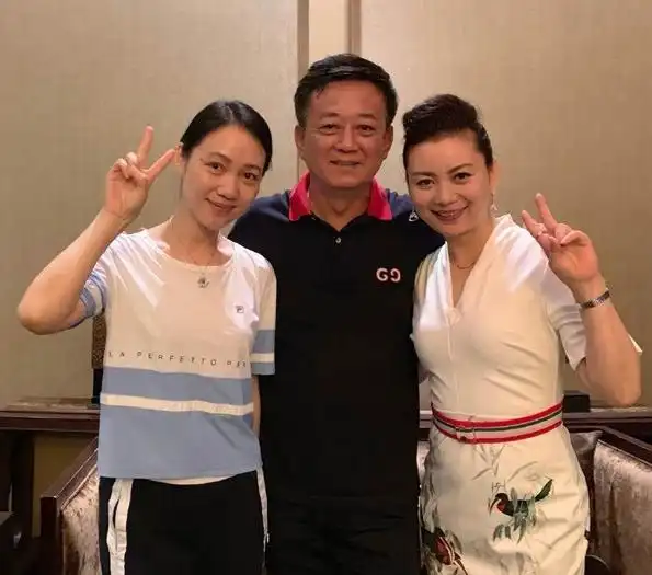 【朱军携妻与众央视名嘴同框】近日,主持人周群晒出与央视众名嘴的