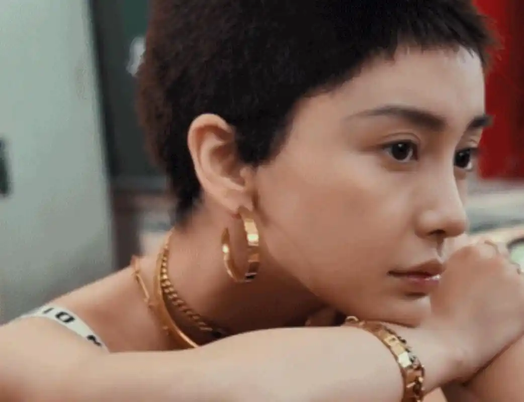 早年间,王菲和范晓萱也都正经八百剪过短短的寸头.