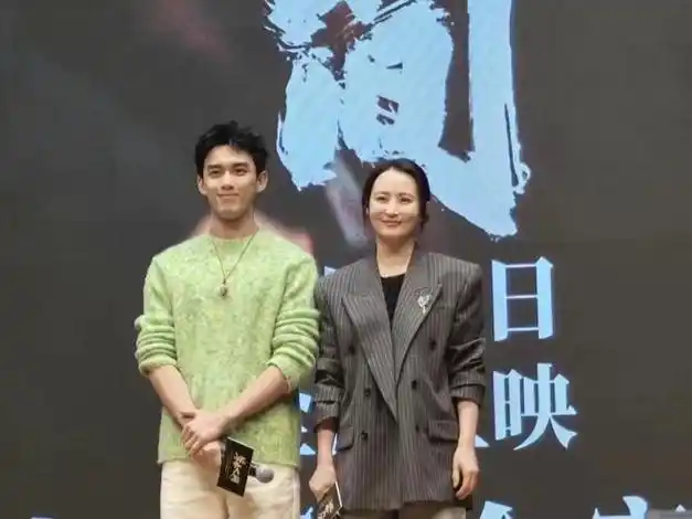 奶茶小肥仔贴脸开大陈建斌吴磊手忙脚乱让c位网友太搞笑