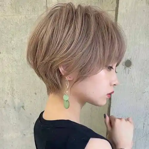 原创最具人气的女士短发蓬松瘦脸层次感满满剪完显小10岁