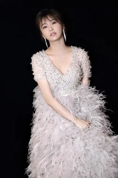 陈冰浪漫礼服写真曝光 将受邀出席维密大秀