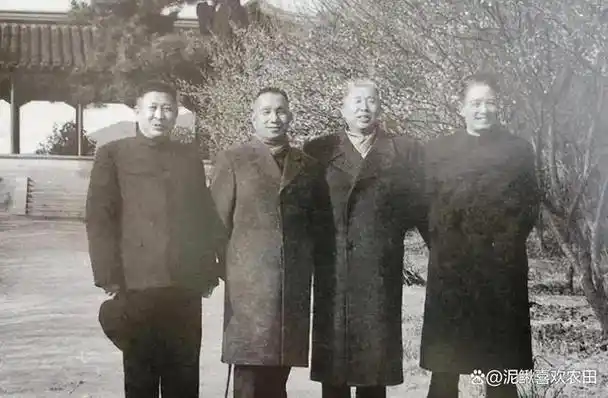 爷爷是开国上将,爸爸是副参谋长,家世显赫的她52岁却