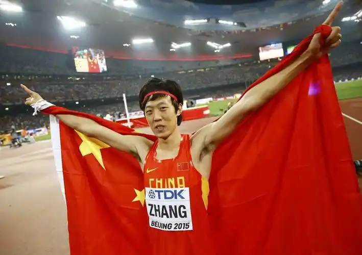 张国伟复出训练!6个跨栏栏杆一口气跳过,给自己鼓掌,冲击2米40