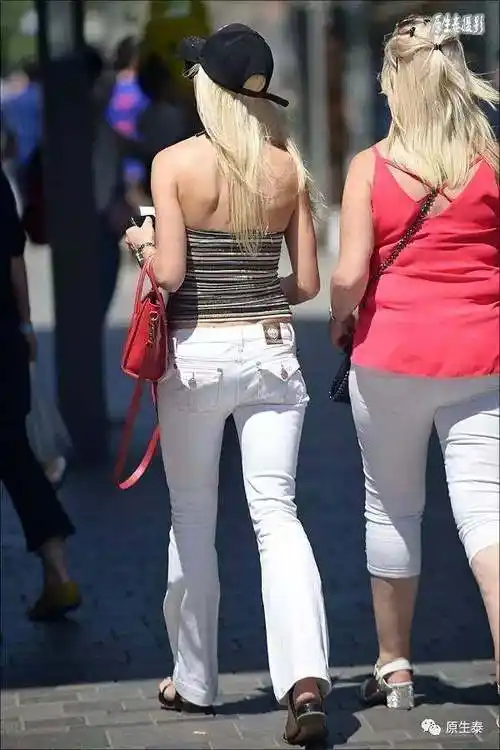 街拍:北京清凉潮女袒肩露背很性感!(组图)