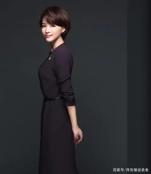 董卿真有气质,一字肩上衣搭配h型半身裙,发型太洋气