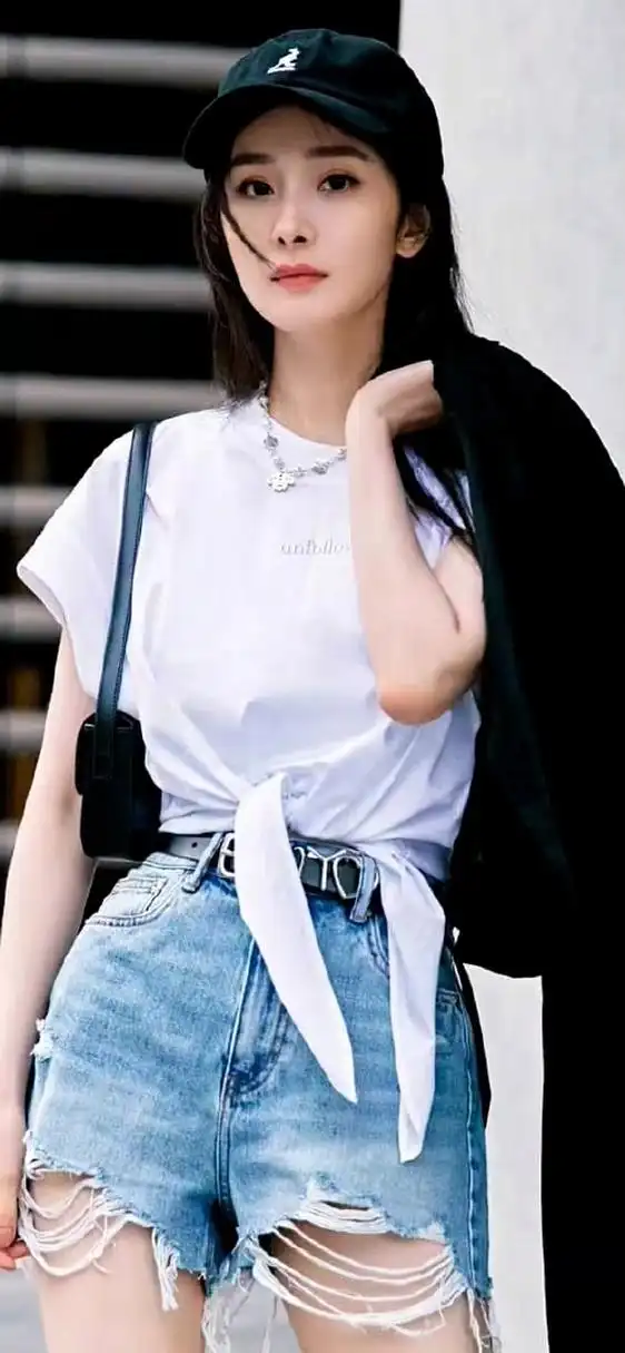 杨幂的牛仔短裤太美了