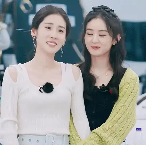 张碧晨和赵丽颖合唱《星空剪影》,闺蜜俩甜蜜依靠画面温馨