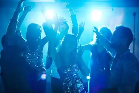 在夜总会跳舞的女孩图片