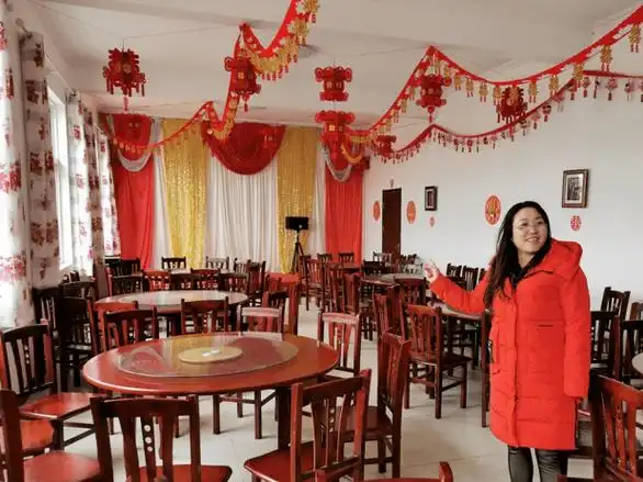 "以前农村结婚都是在家里,近些年,大家开始去城里的酒店.