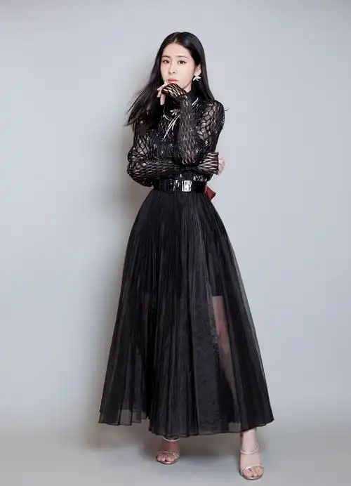 张碧晨穿黑色系,散发温婉女人魅力,宛如星空
