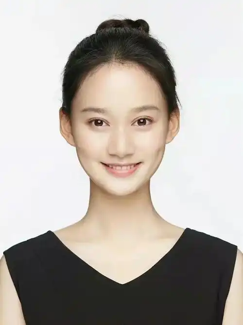 与普通高考生的证件照相比,尺寸,背景,人物占比的要求都是相同的.