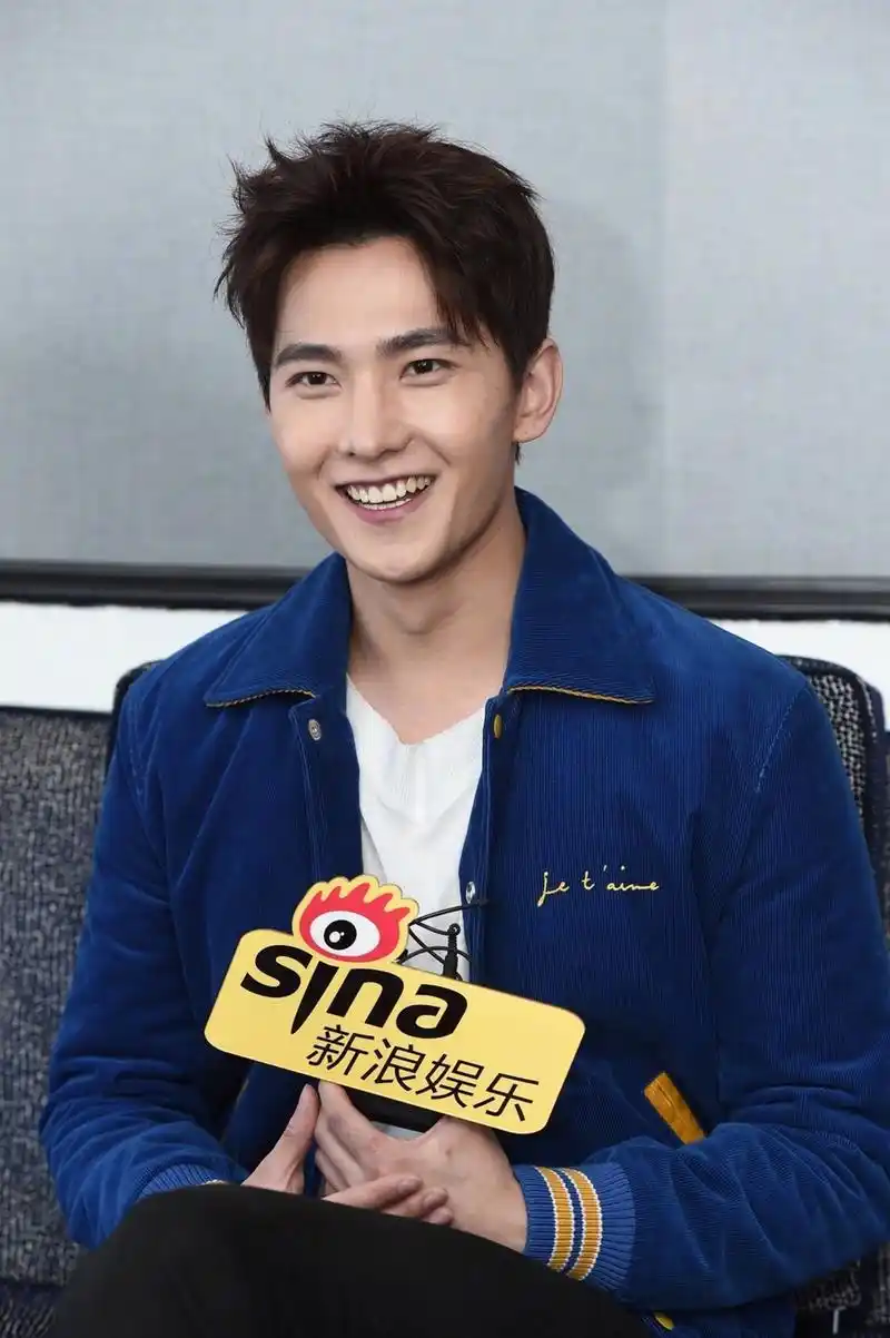 杨洋夹克 牛仔造型帅气露灿笑