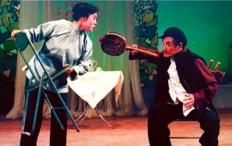 为了生存,年幼的赵本山开始跟盲人二叔学习拉二胡,吹唢呐,唱二人转