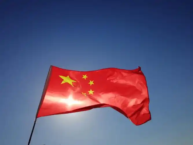 天安门升国旗,为何只升到28.3米?作为国人,需知其中的非凡意义_中央人