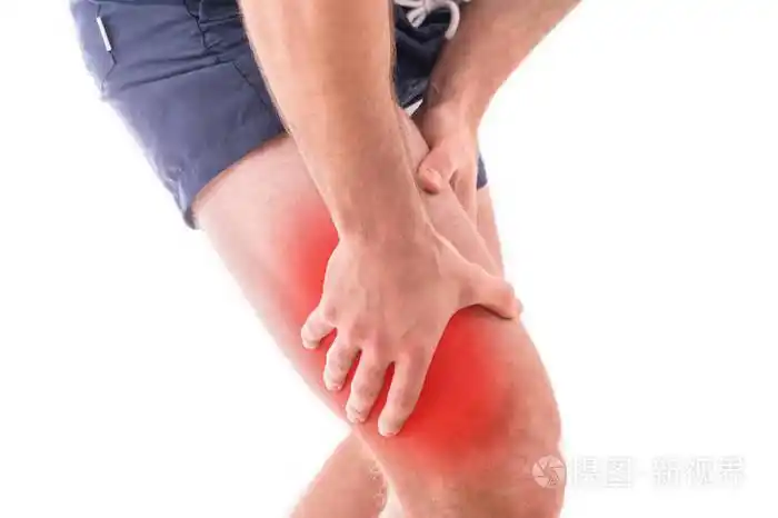股四头肌疼痛在白色背景的人