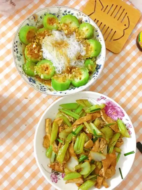 炸厨房组黑马做的午餐晚餐简单快手下饭菜芹菜炒香干