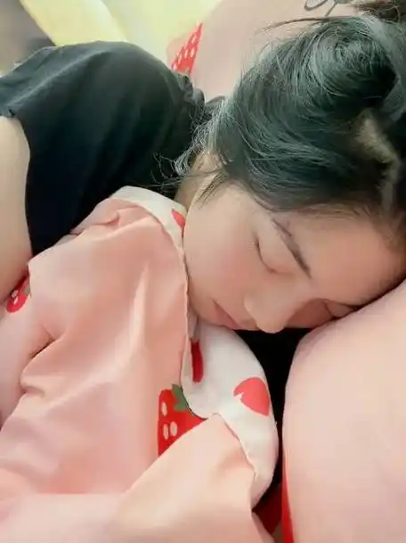 爱睡懒觉的女朋友!