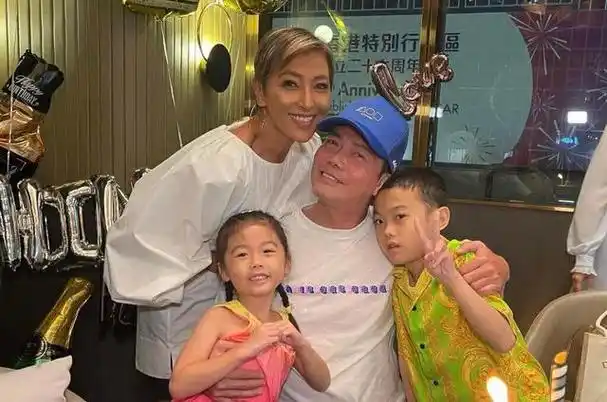 港星谢天华一家现身泰国!网民集邮赞其无架子,泳池享受亲子时光