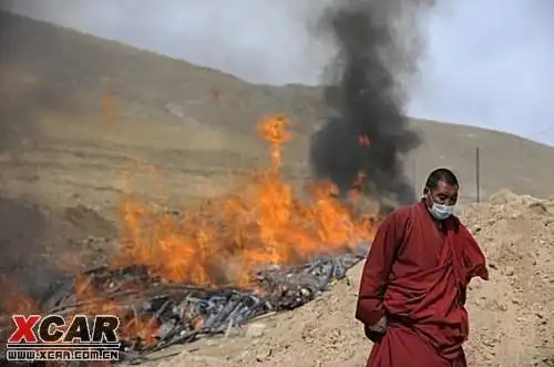 人痛心!玉树地震遇难者尸体火化现场!