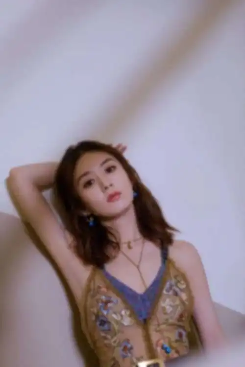 赵丽颖太会穿了,胸小还能穿的这么性感,找对穿衣风格真重要!