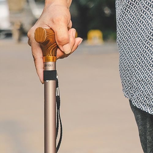 日本进口老人超轻实木伸缩折叠便携防滑铝合金拐棍户外助力手拐杖