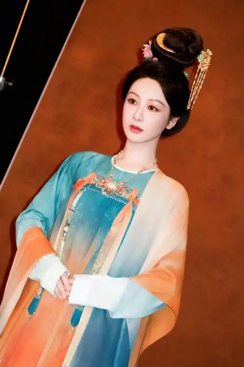 杨紫何惟芳邀你共赏芳华,不见不散呀! #国色芳华