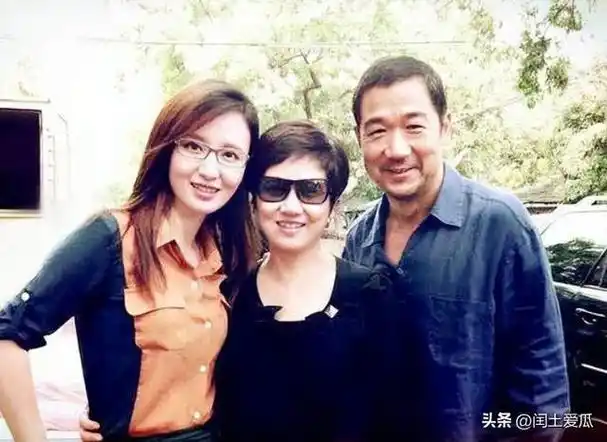 黄圣依再次验证,张萌这个老板娘含金量真高,老公从官到商很低调