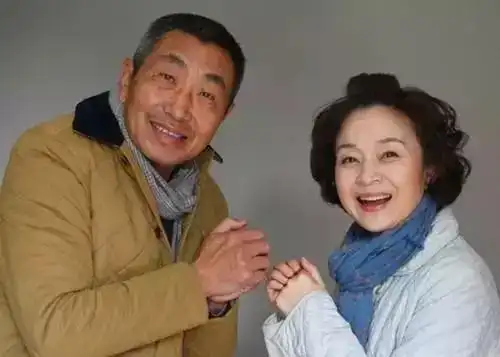 凭玉观音走红,曾与丁嘉丽同吃住,被爆召妓却婚姻幸福