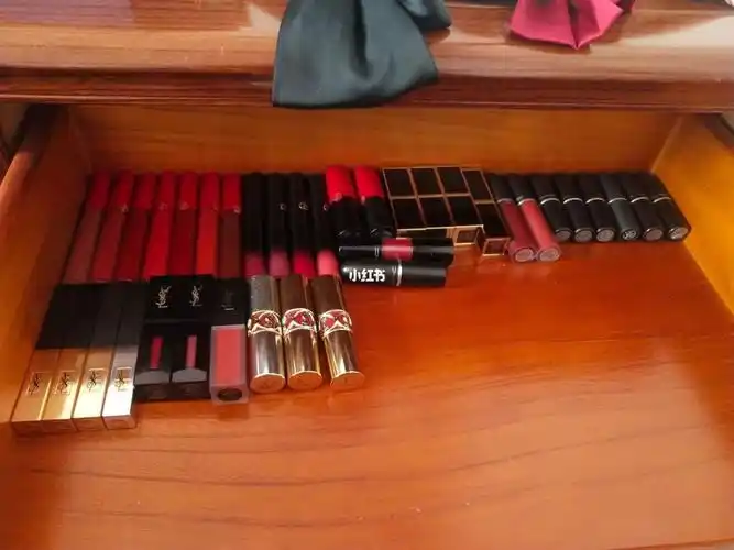 家里开地暖 我把口红放到底下的抽屉.差点给我热化了!