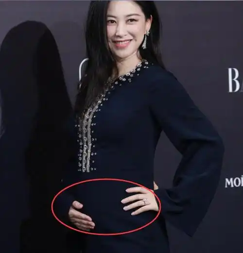 真是奉子成婚朱珠出席活动多次抚摸肚子小腹隆起孕味十足