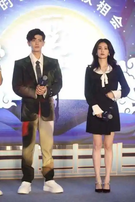 罗云熙同框宋轶,檀健次同框王鹤棣,聂远同框许凯都好吃亏_身高_图片