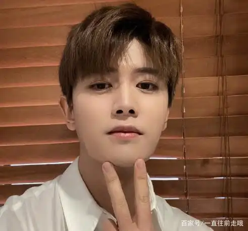 任嘉伦用头发比心,原来长得好看的人,头发都这么有料!