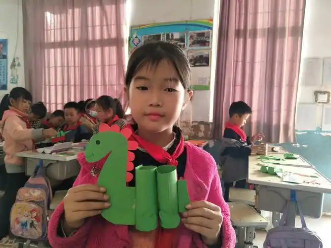 可可爱爱恐龙小笔筒――伦掌镇西何坟小学三年级创意手工社团