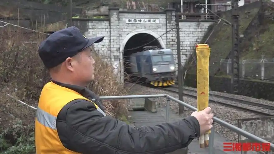 雪峰山隧道的除夕坚守连续十年用一盏孤灯照亮万家团圆路