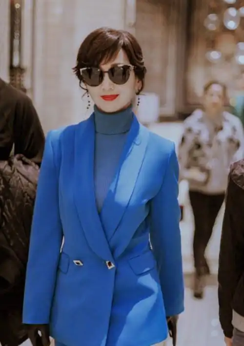 赵雅芝晒西服照p图太过完全看不出岁月痕迹旁边老公像保镖