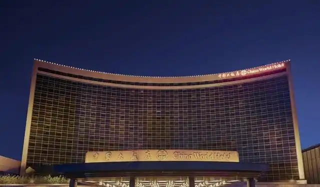 位于澳门新口岸新填海区,楼高154米,高35层,为一所五星级娱乐场酒店