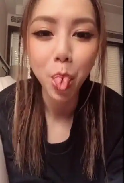 唱一句歌词吐一次舌头,邓紫棋做的这个动作,可爱到犯规了