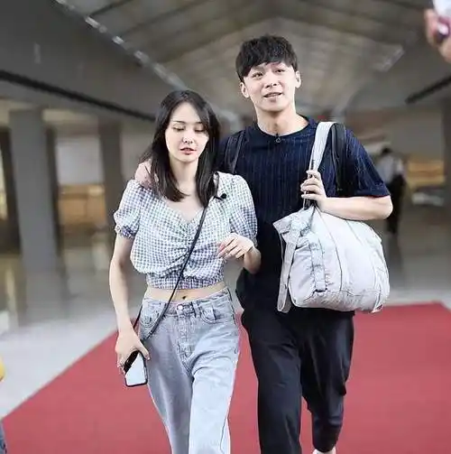 33岁郑爽最新近照曝光医美失败脸全垮了暴瘦似纸片人显憔悴