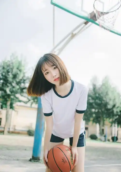 穿运动裤玩篮球的短发女孩阳光下清新可爱迷人照