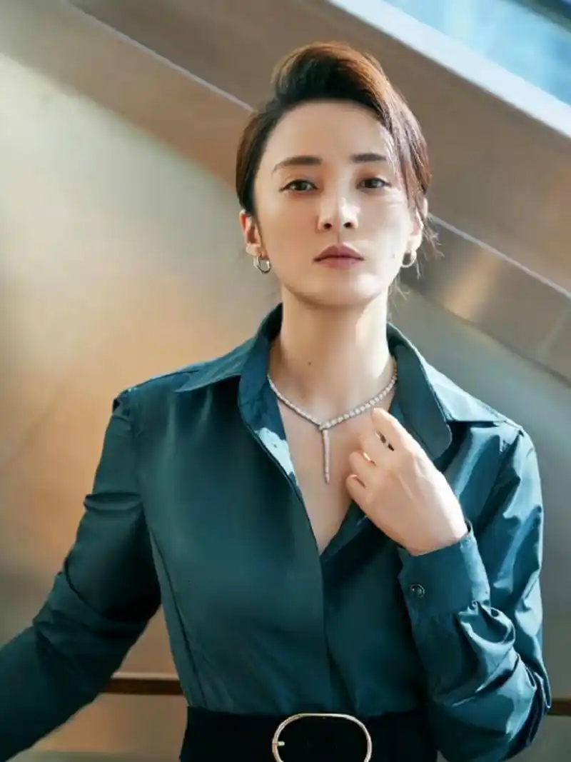 47岁蒋勤勤出席活动,生图下皮肤白皙颜值养眼,排骨胸身材超抢镜.