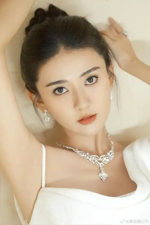 梁洁白色礼服裙浪漫甜美