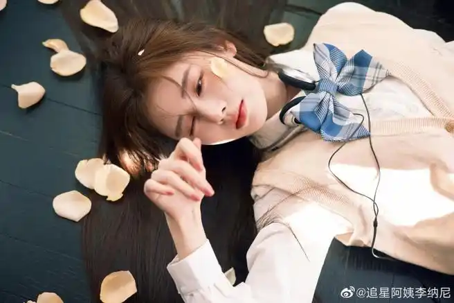 鞠婧祎迪士尼被偶遇##鞠婧祎姜杉同游迪士尼