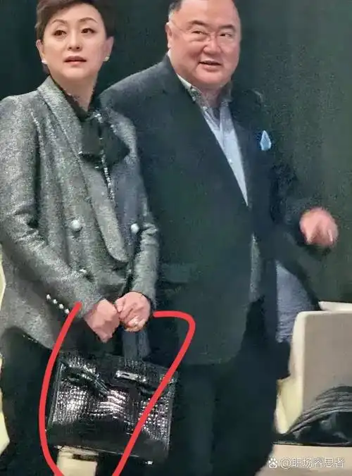 杨澜和老公吴征在人群里肩并肩走着