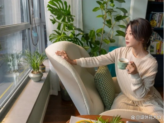 殷桃在北京的豪宅好治愈,屋内外种满花草,宛若世外桃源,真美