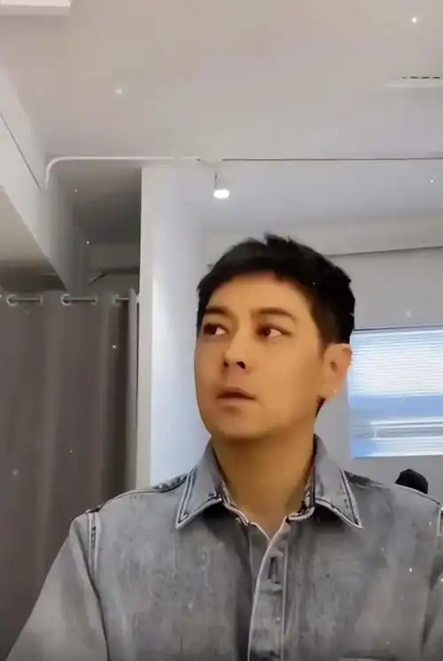 在素颜状态下,林志颖的鼻下还有一些胡茬,面色略有些不均匀.