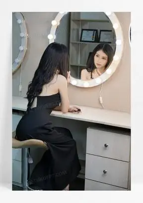 照镜子图片素材