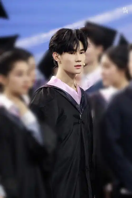 张真源央视五四晚会学士服造型